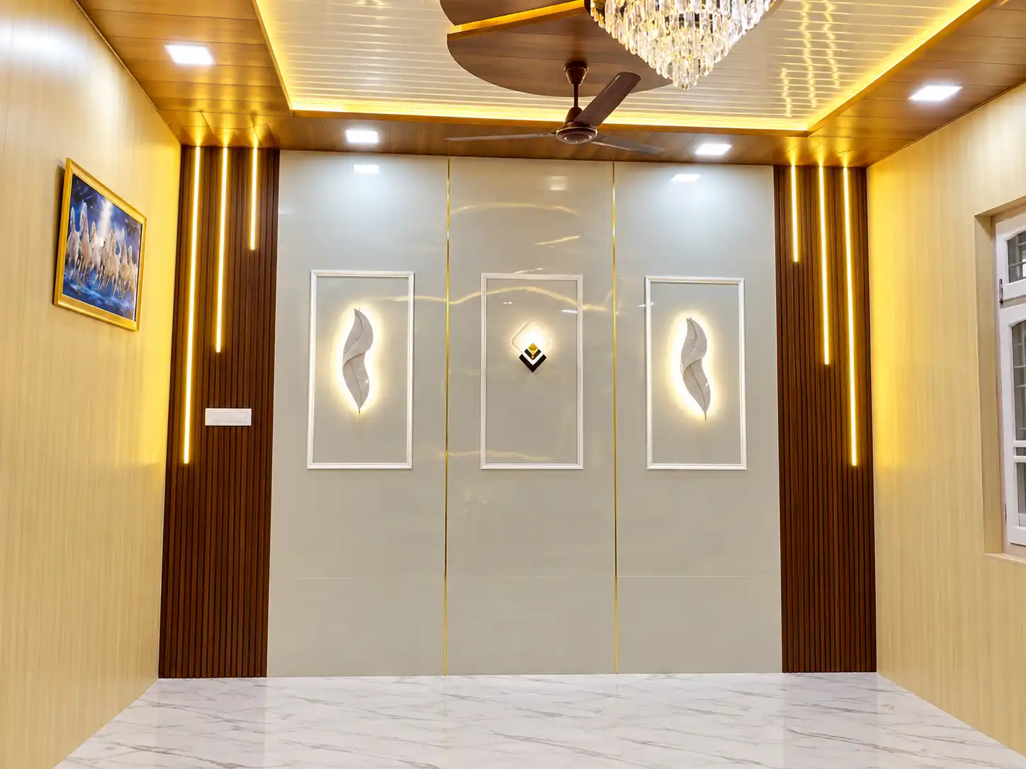White glossy marble-effect wall panels with warm wood fluted side panels